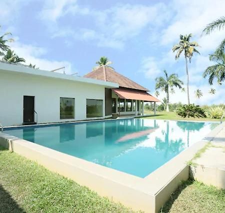 Manor Back Water Resort Kumarakom Exterior foto