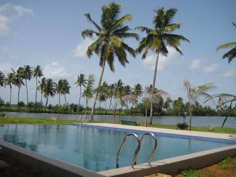 Manor Back Water Resort Kumarakom Exterior foto