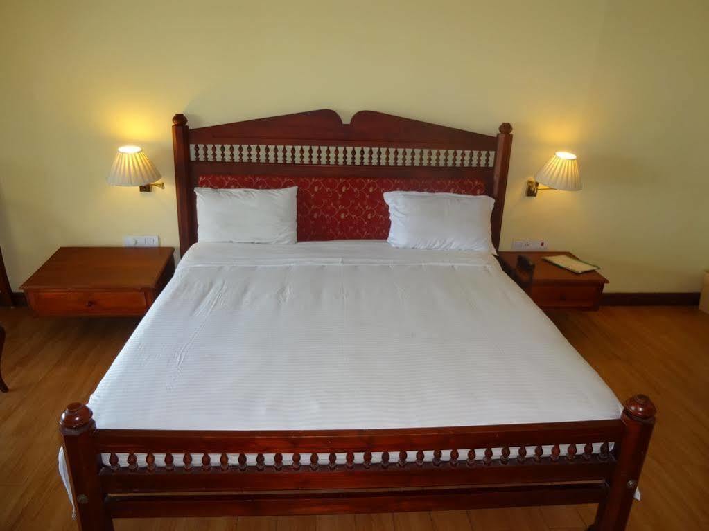 Manor Back Water Resort Kumarakom Exterior foto