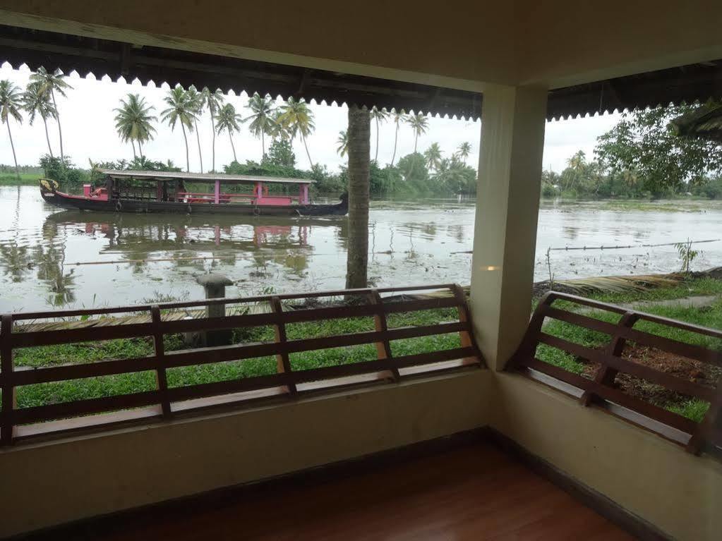 Manor Back Water Resort Kumarakom Exterior foto