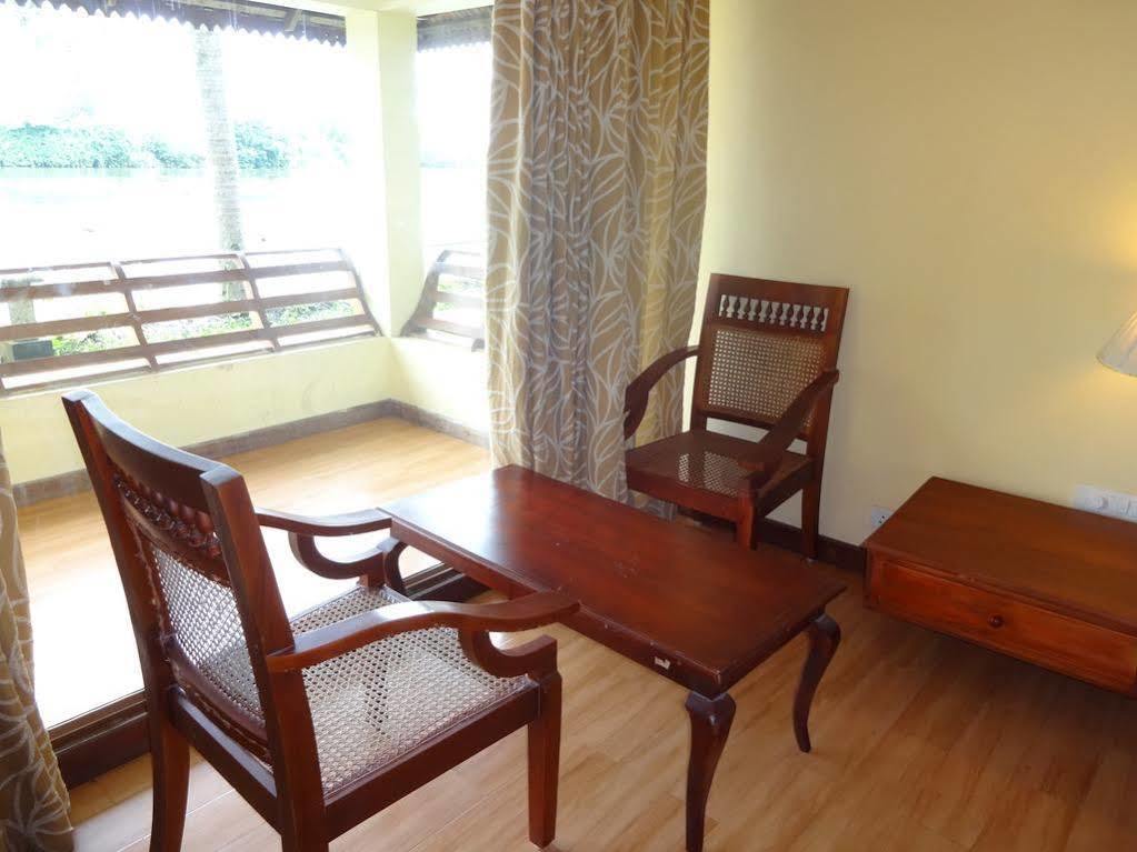 Manor Back Water Resort Kumarakom Exterior foto