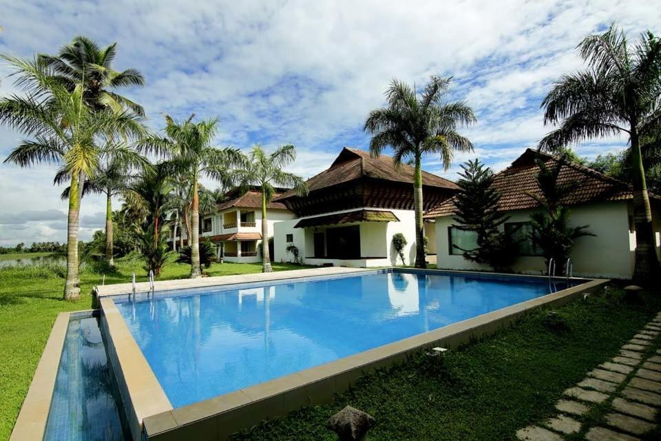 Manor Back Water Resort Kumarakom Exterior foto